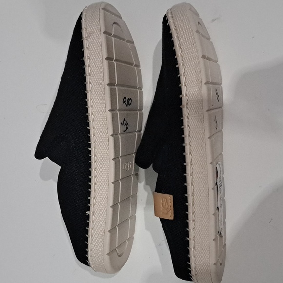 UGG Delu Slip-On - Picture 5 of 7